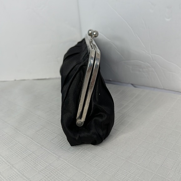 Carolina Herrera kiss lock black and silver clutch - Picture 4 of 8